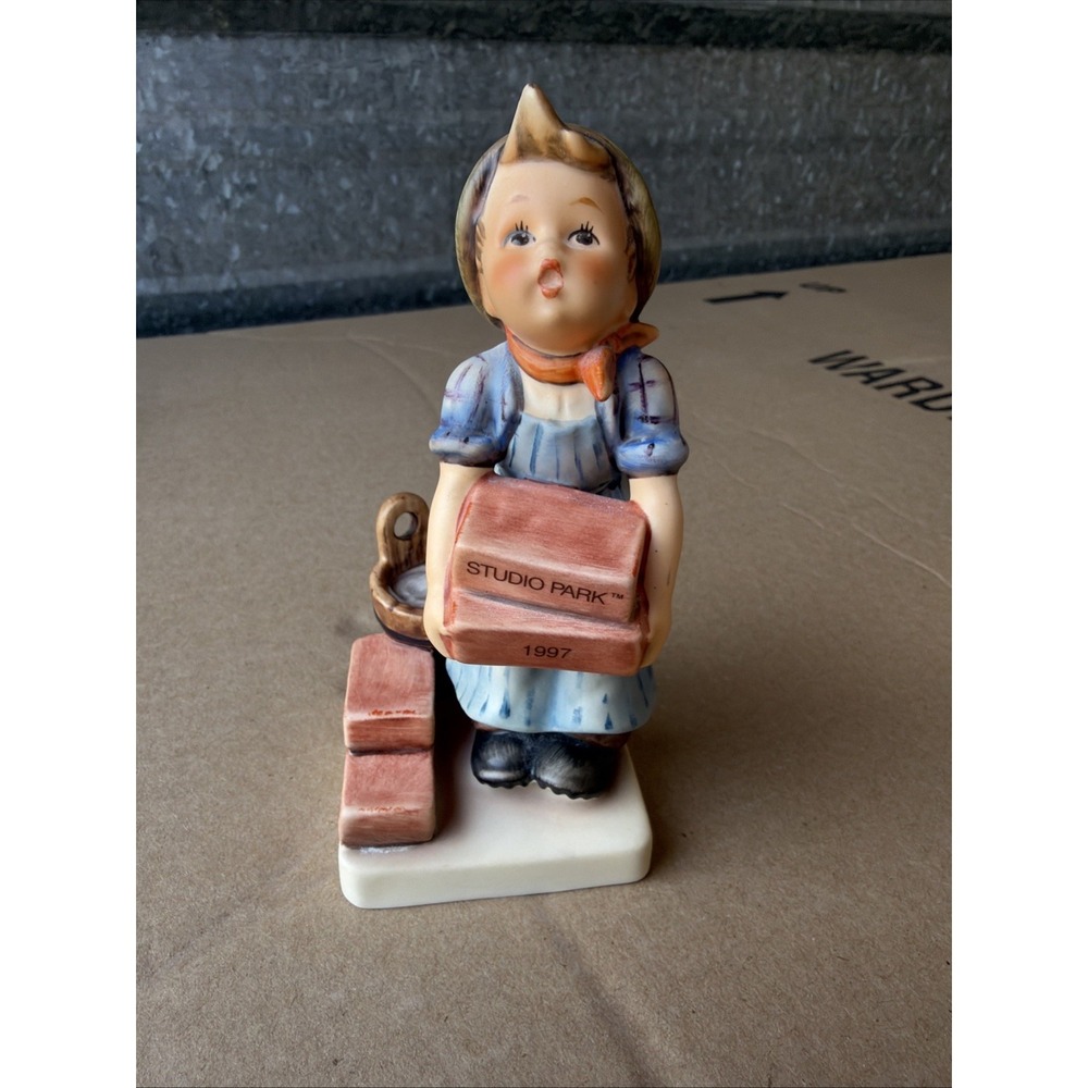 Goebel QVC 1995 Girl Holding Studio Park 1997 Box Figurine 305 26